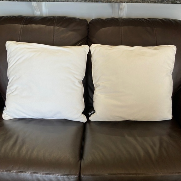 Set of 2 royal baroque accent pillows. 18”x 18” - Picture 2 of 5